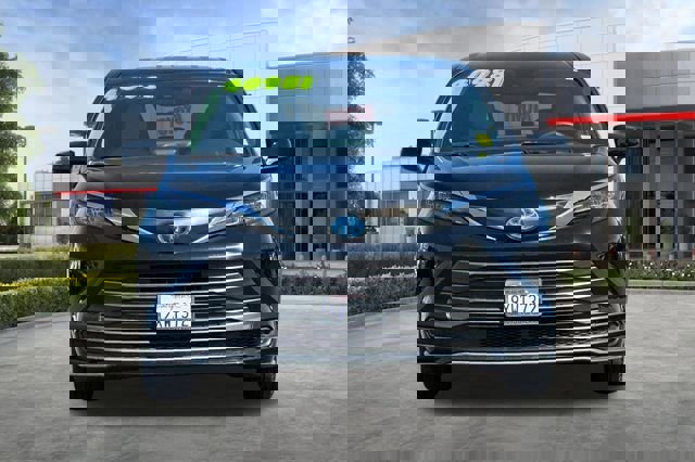 Used 2025 Toyota Sienna LE image 11