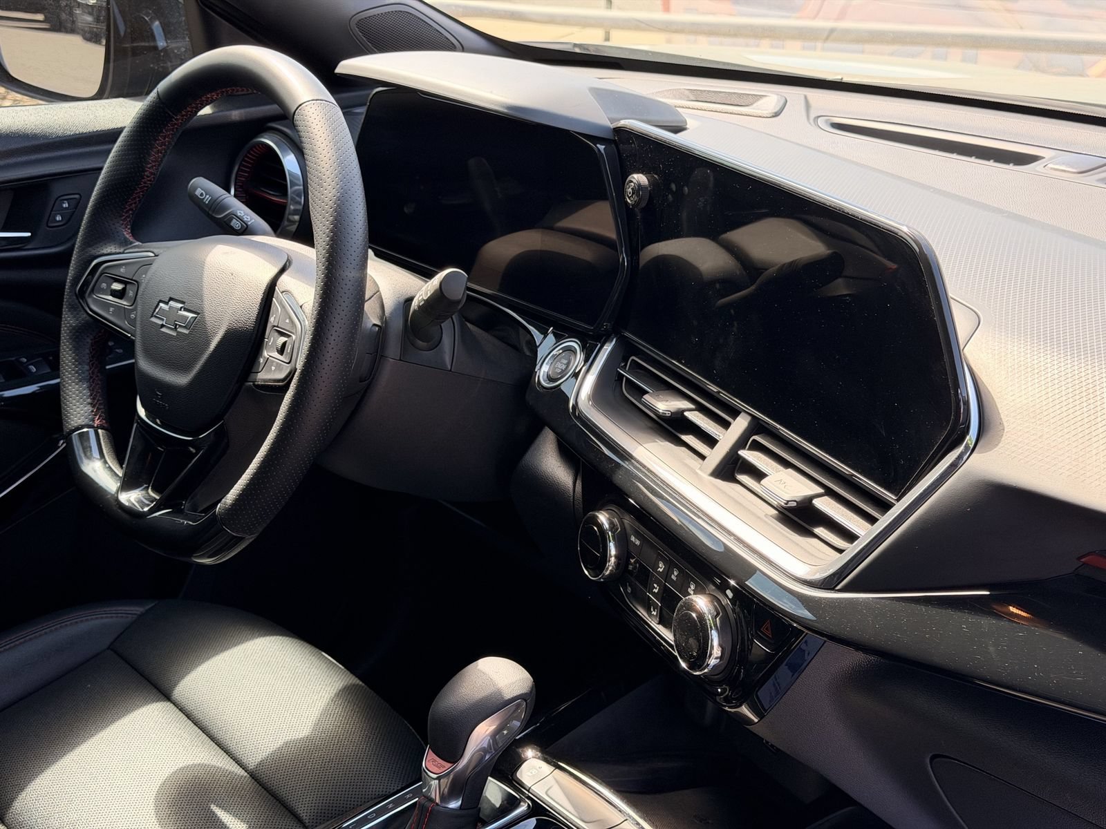 Used 2024 Chevrolet Trax RS w/ Sunroof Package FWD image 14