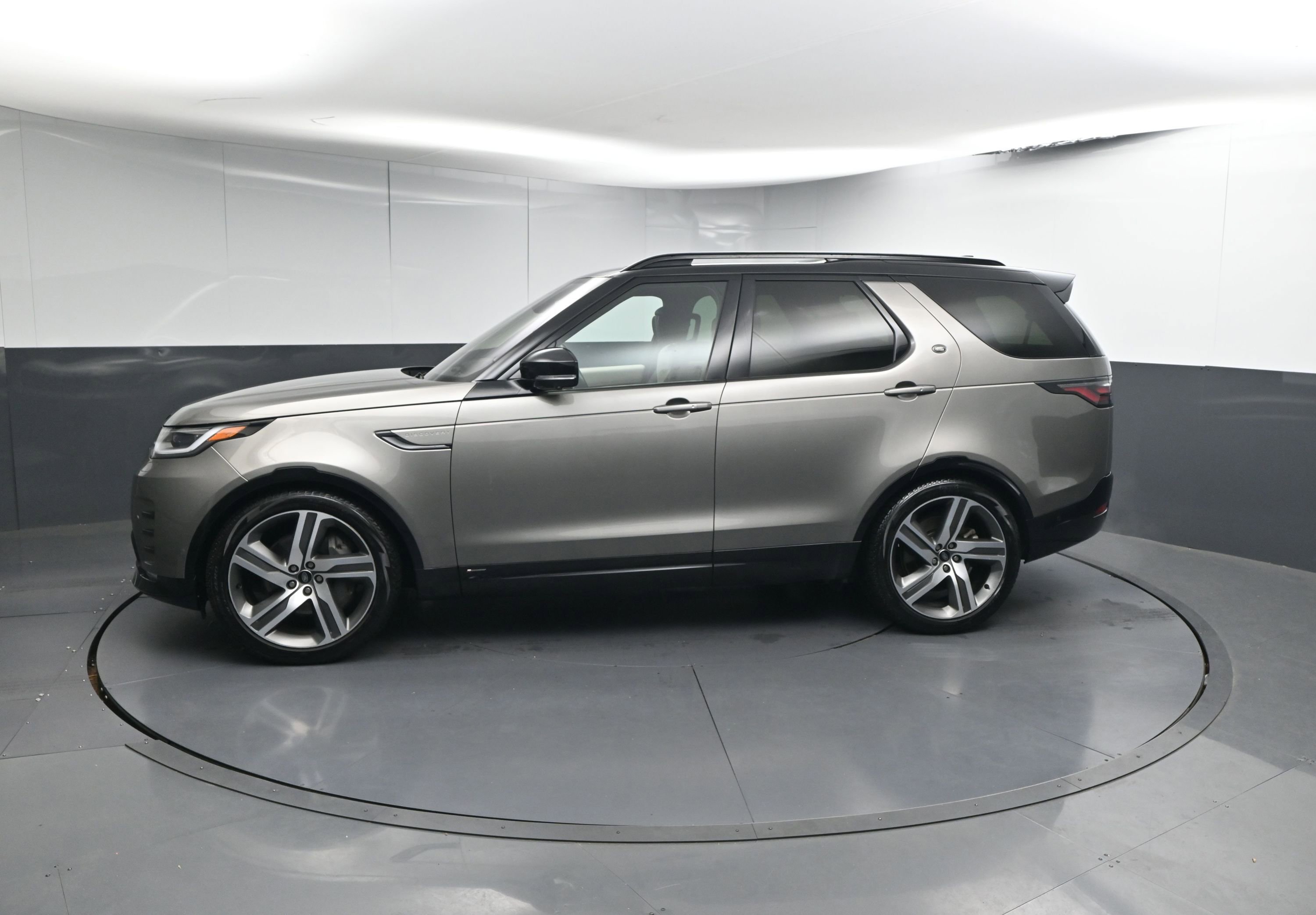 Used 2022 Land Rover Discovery HSE R-Dynamic image 2