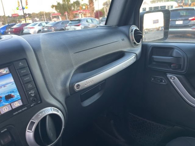 Used 2016 Jeep Wrangler Unlimited Rubicon w/ Connectivity Group AWD/4WD image 28