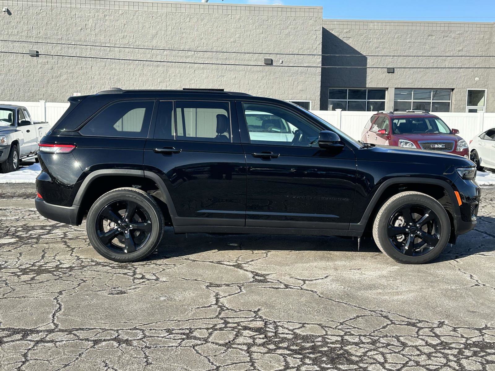 Used 2024 Jeep Grand Cherokee Altitude image 2
