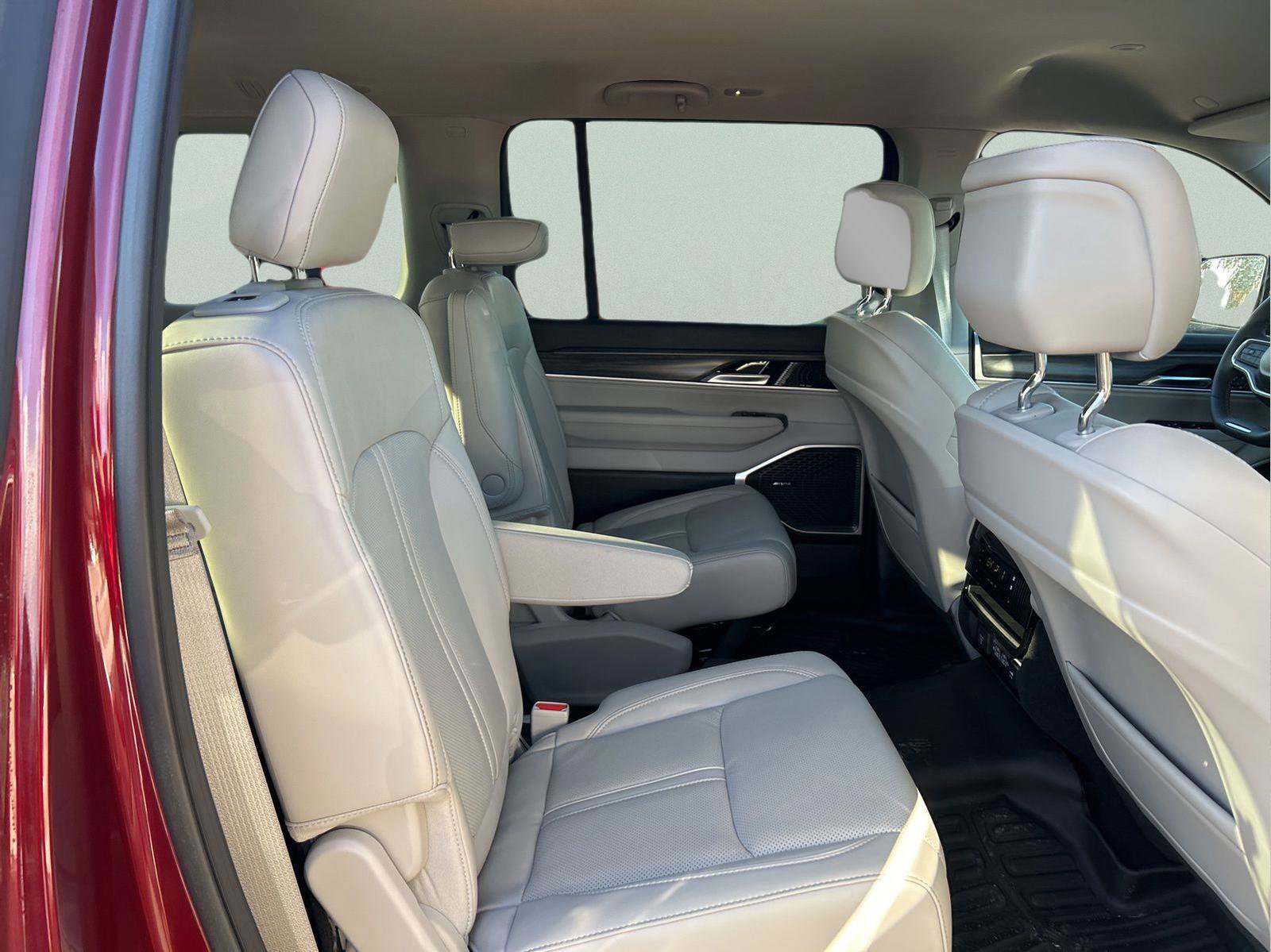 Used 2023 Jeep Wagoneer Series III w/ Preferred Equipment Group image 29