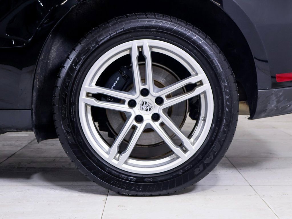 Certified 2025 Porsche Macan AWD/4WD image 24