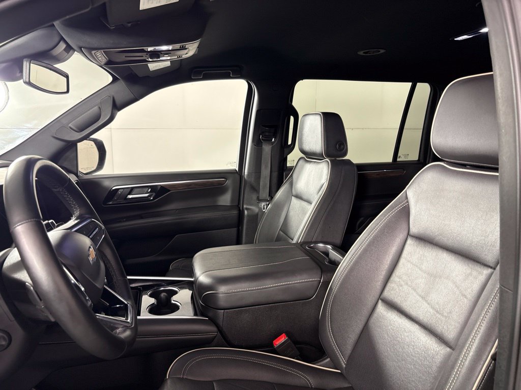 Used 2025 Chevrolet Suburban Premier AWD/4WD image 29