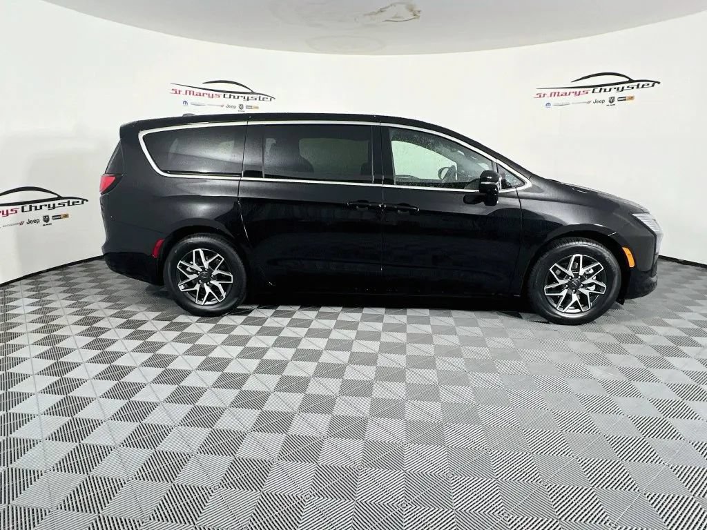 New 2027 Chrysler Pacifica Limited FWD image 9