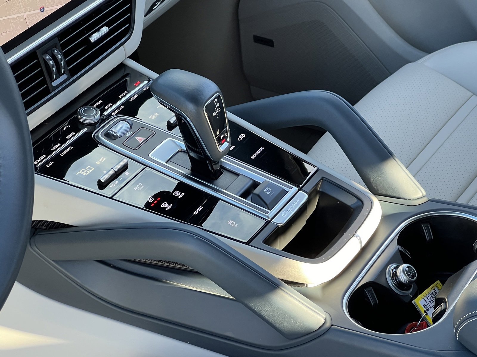 Certified 2022 Porsche Cayenne Platinum Edition image 28