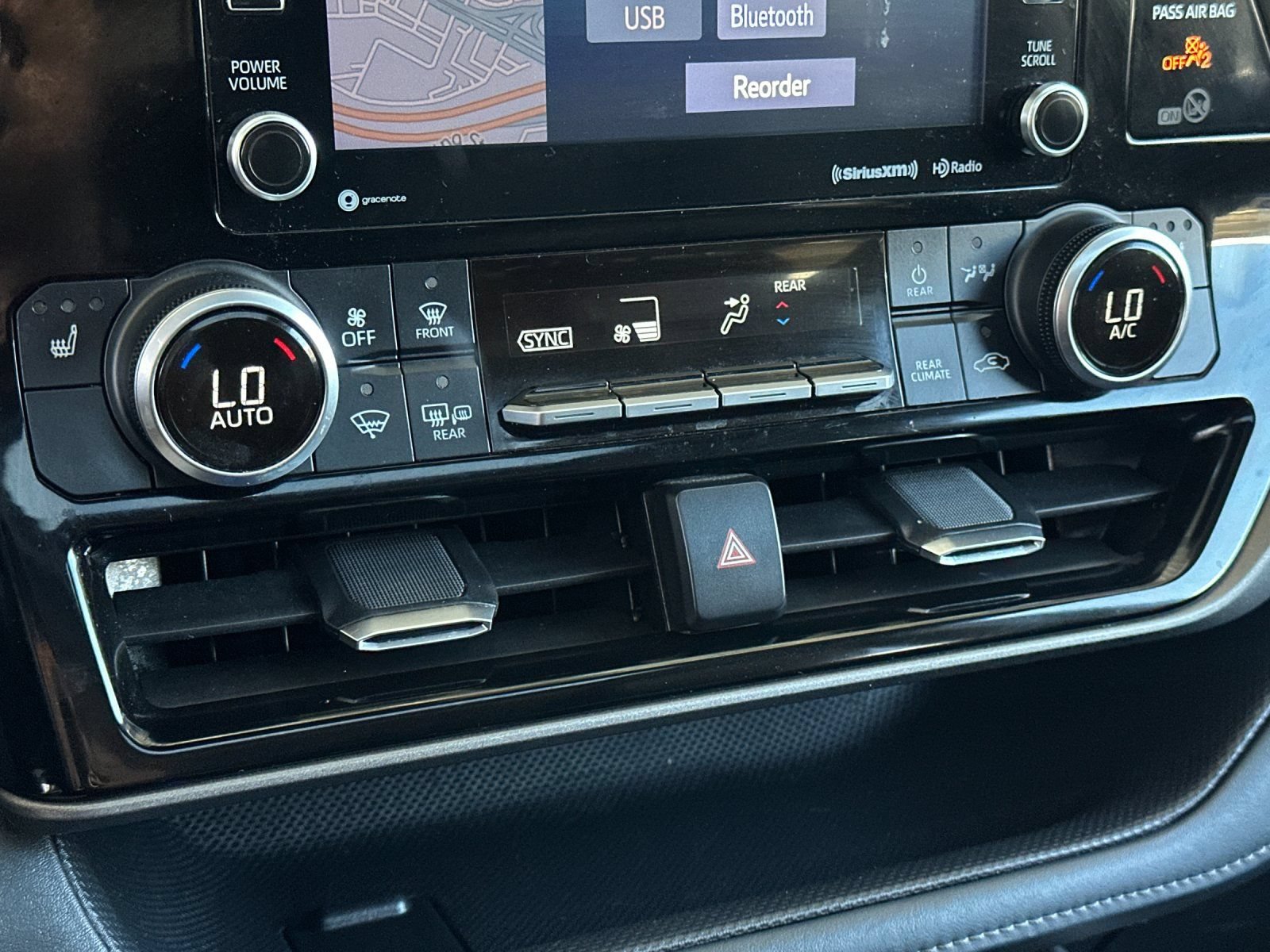Used 2022 Toyota Highlander XLE FWD image 21