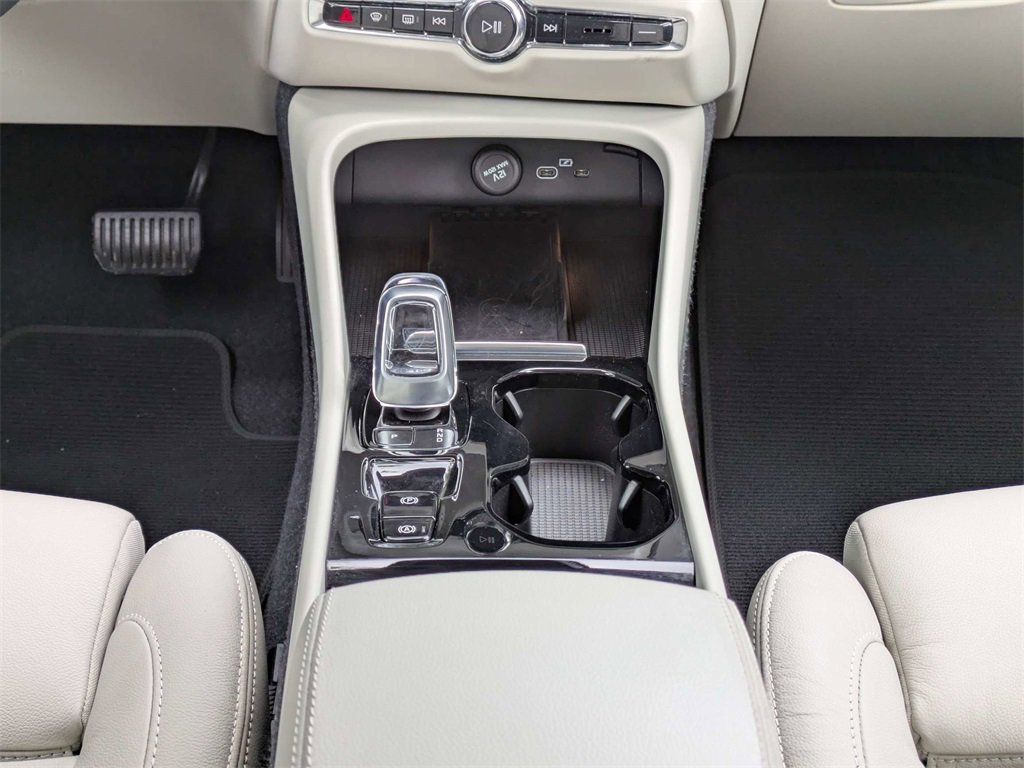 Used 2023 Volvo XC40 B5 Ultimate image 21