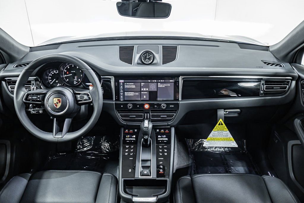 Certified 2025 Porsche Macan image 13