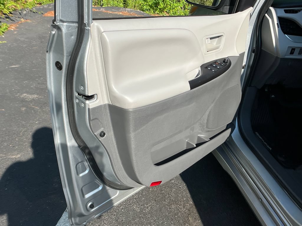 Used 2020 Toyota Sienna L FWD image 11