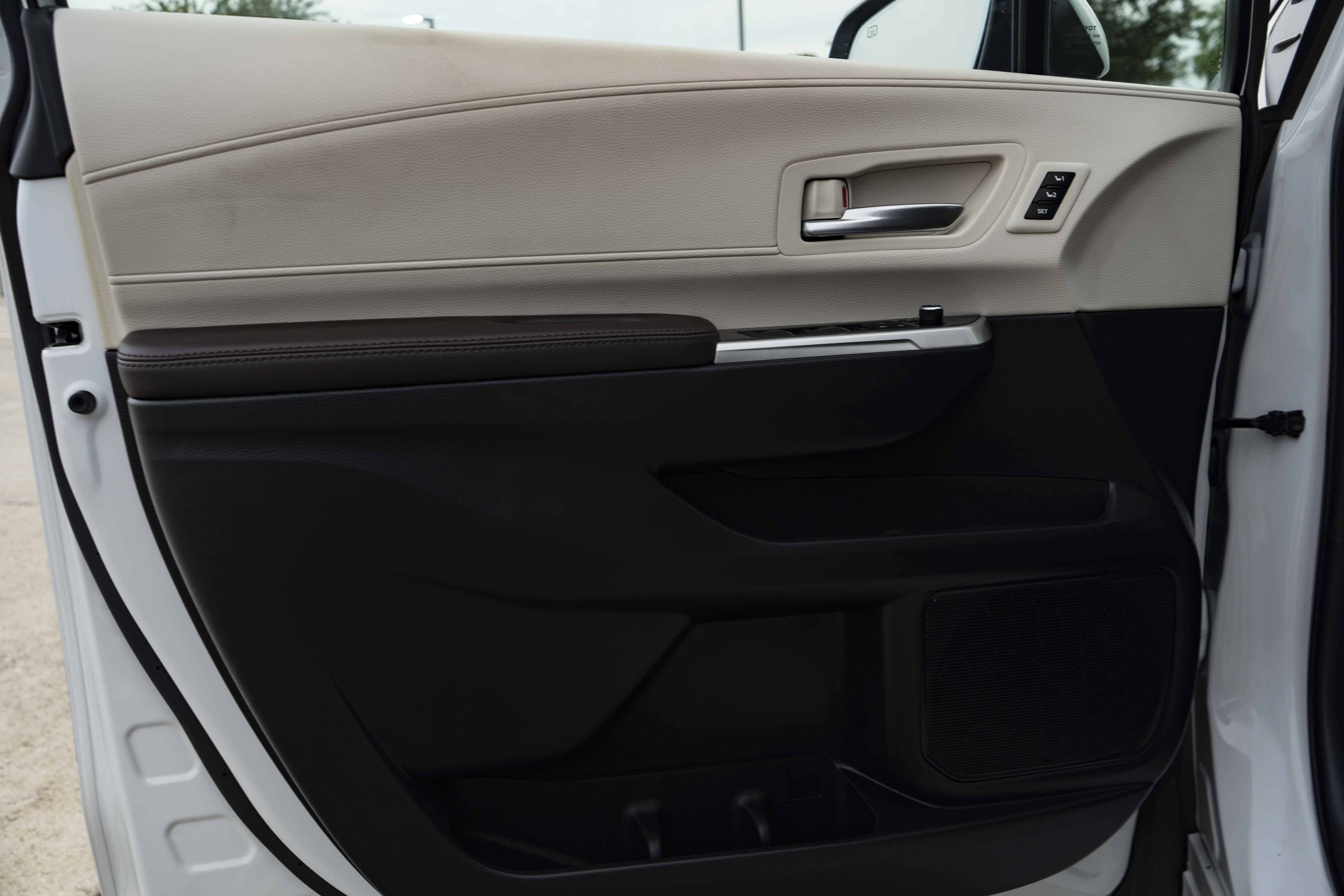 Used 2024 Toyota Sienna Platinum FWD image 40