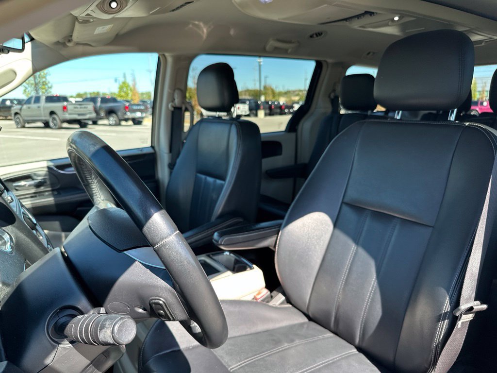 Used 2014 Chrysler Town & Country Touring FWD image 38
