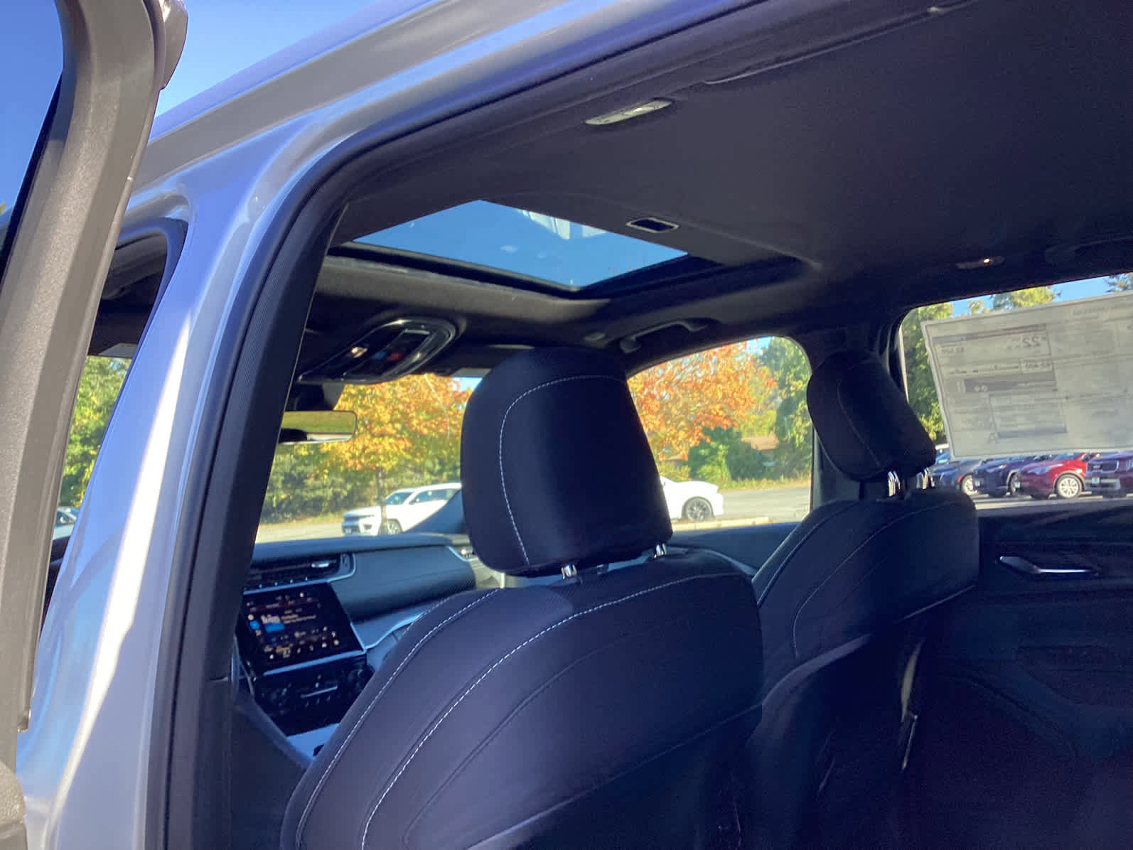 New 2025 Jeep Grand Cherokee Laredo X w/ Luxury Tech Group I image 15