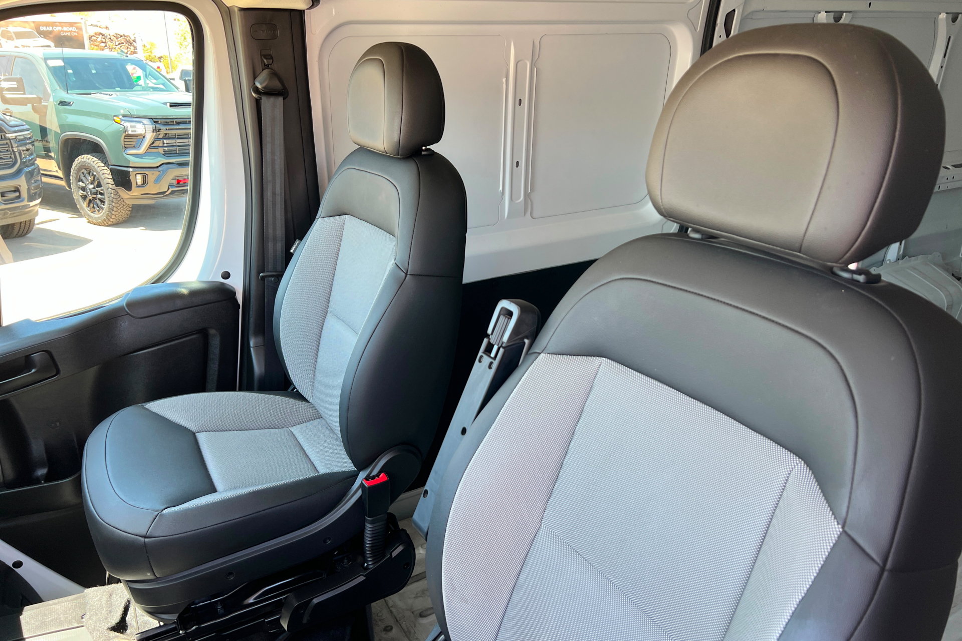 Used 2025 RAM ProMaster 3500 w/ Convenience Group FWD image 16