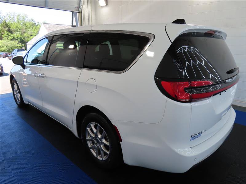Used 2024 Chrysler Pacifica Touring-L FWD image 10