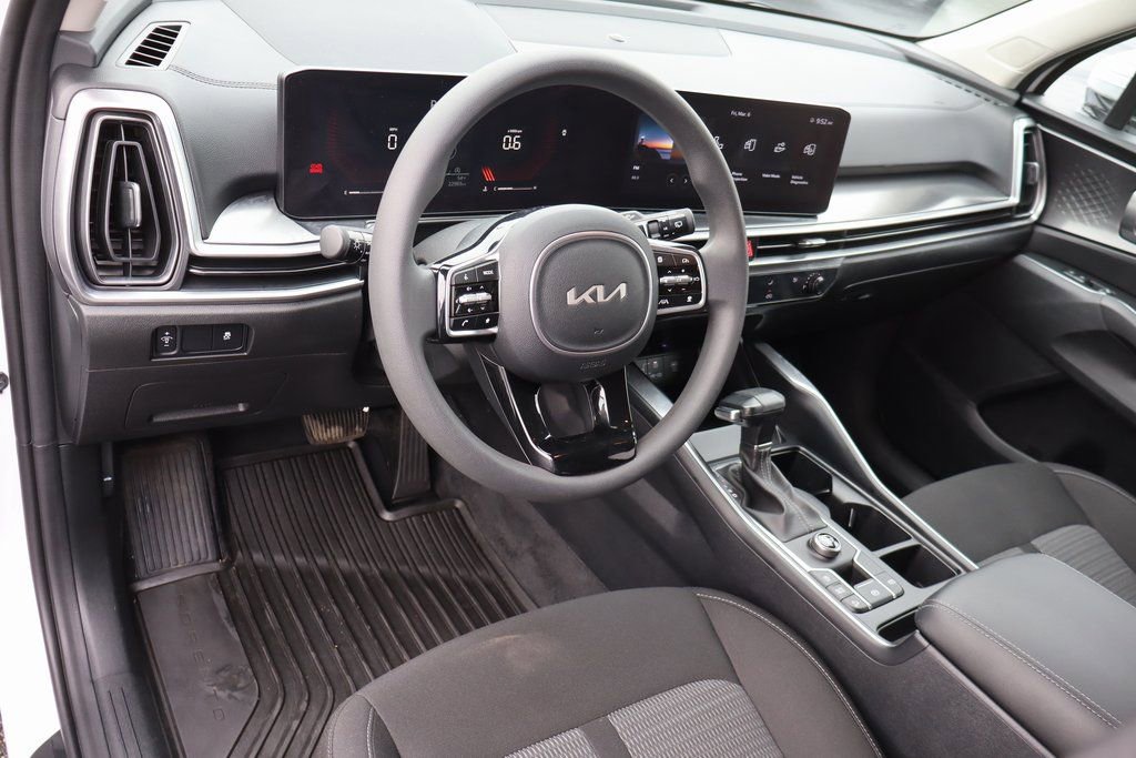 Used 2024 Kia Sorento LX image 5