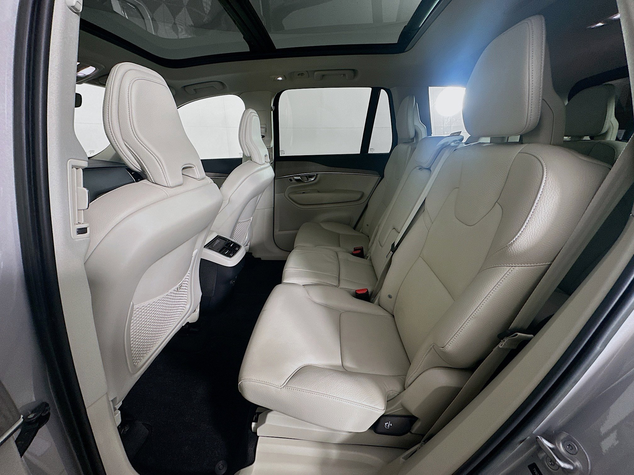 Used 2023 Volvo XC90 B6 Plus image 29
