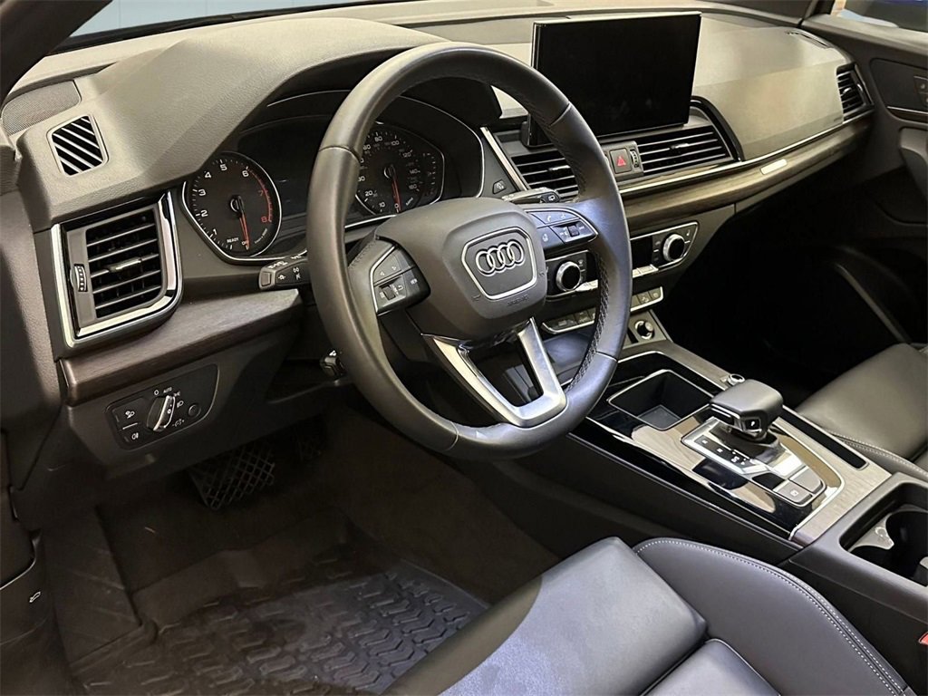 Used 2024 Audi Q5 2.0T Premium w/ Convenience Package image 4