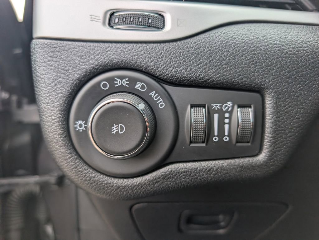 Used 2018 Jeep Cherokee Trailhawk w/ Cold Weather Group AWD/4WD image 30