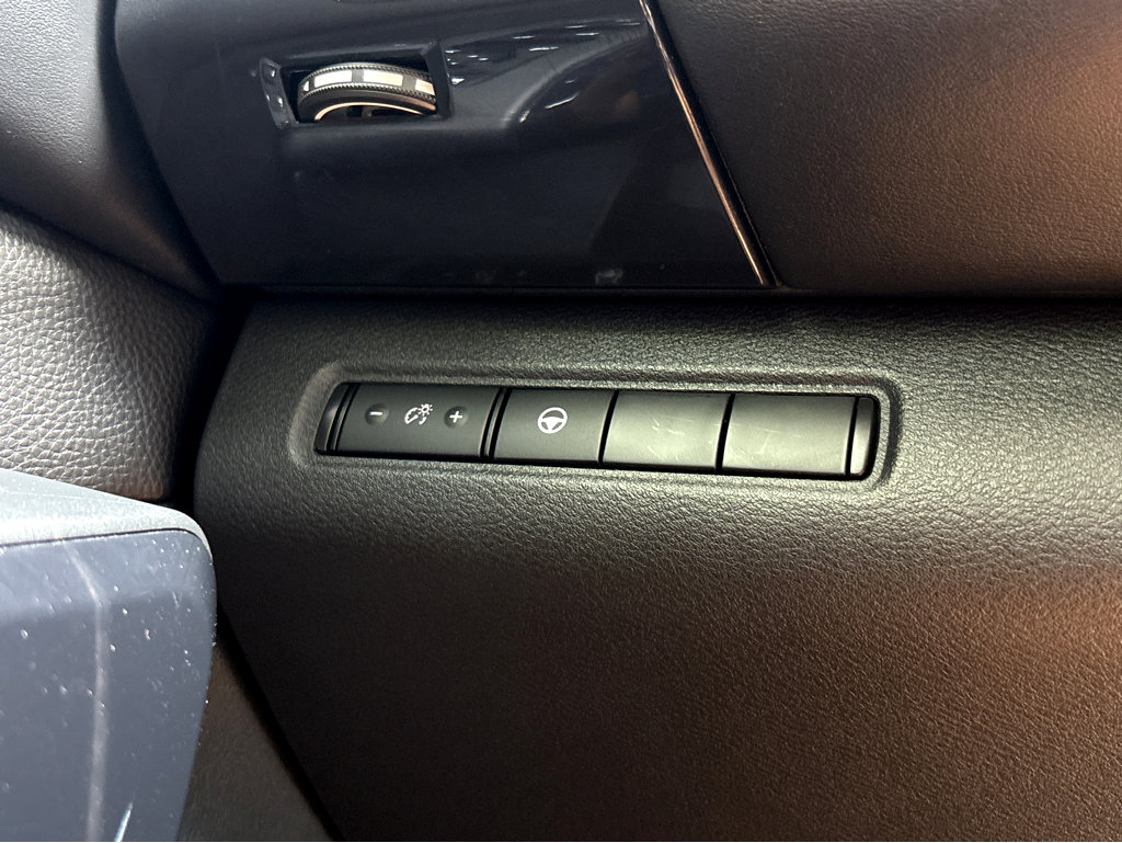 Used 2024 Nissan Pathfinder SV FWD image 14
