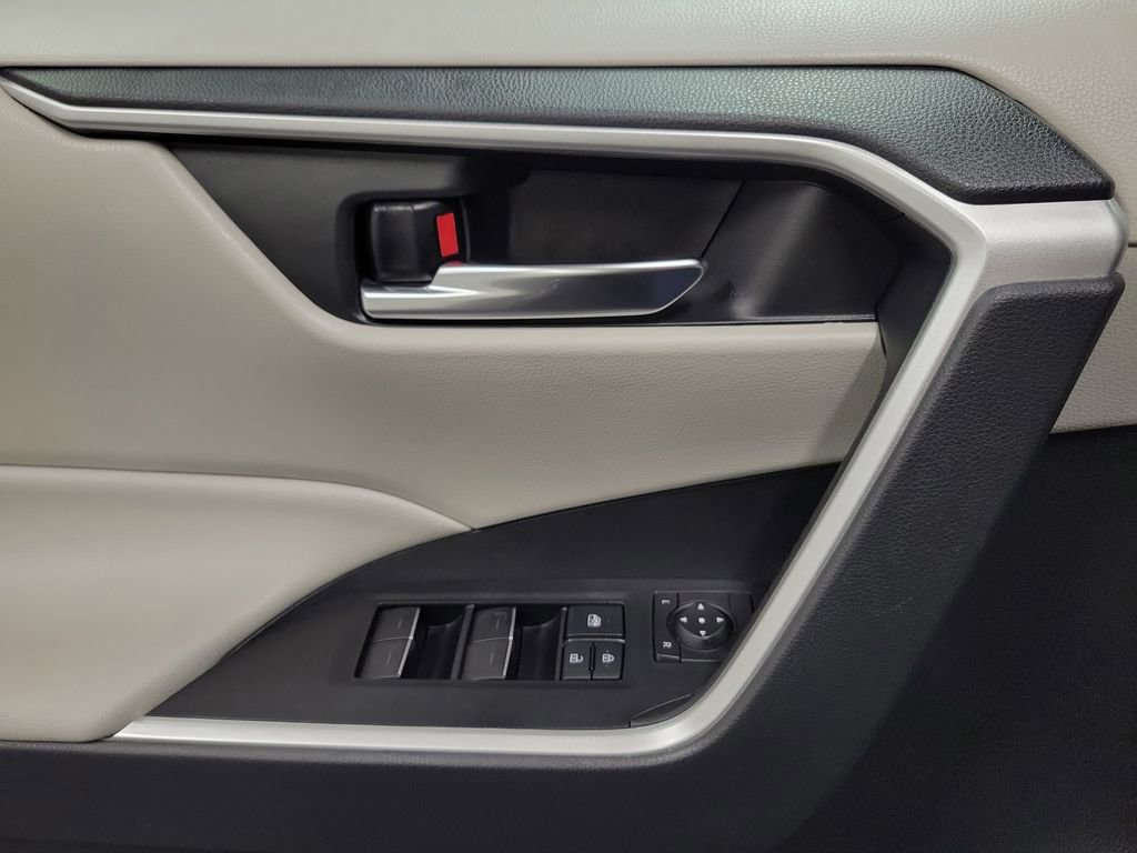 Used 2022 Toyota RAV4 XLE image 19