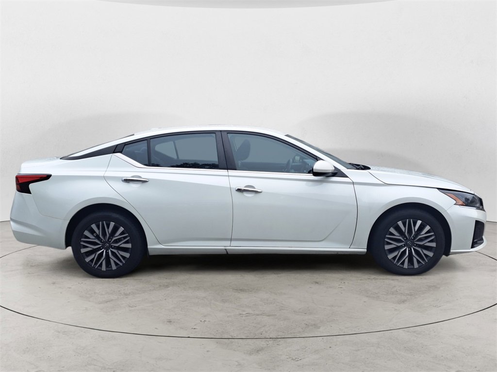 Used 2023 Nissan Altima 2.5 SV image 2
