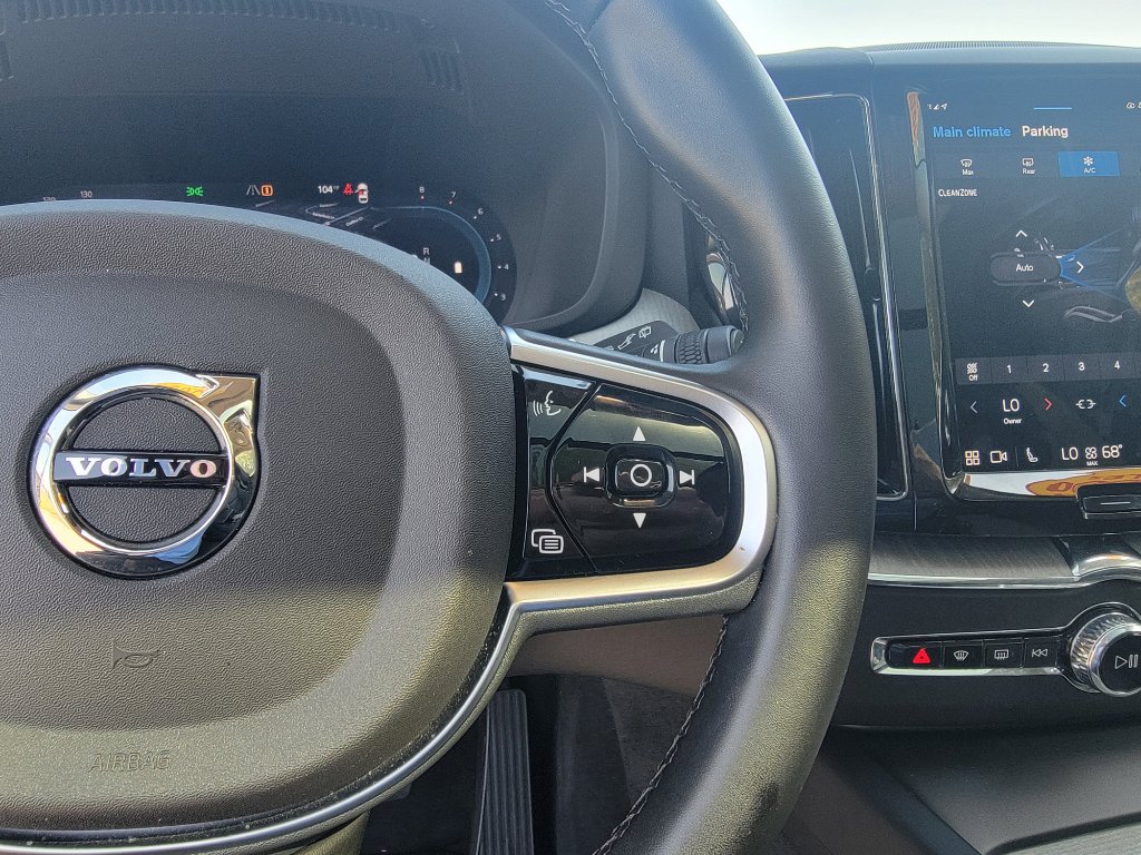 Used 2025 Volvo XC60 B5 Plus image 21