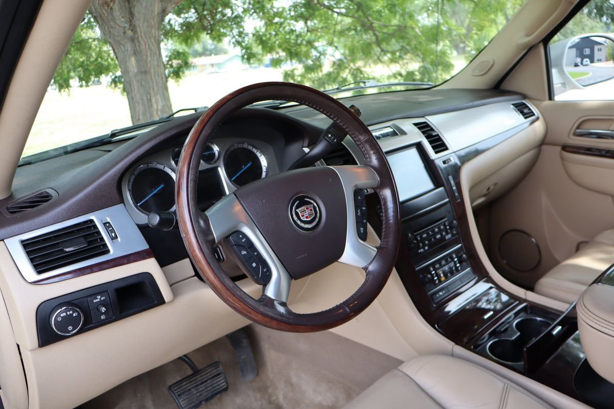 Used 2012 Cadillac Escalade EXT Luxury image 16