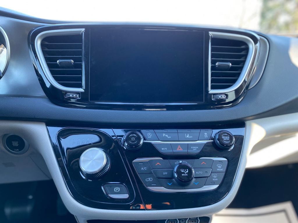 Used 2023 Chrysler Pacifica Touring-L image 25
