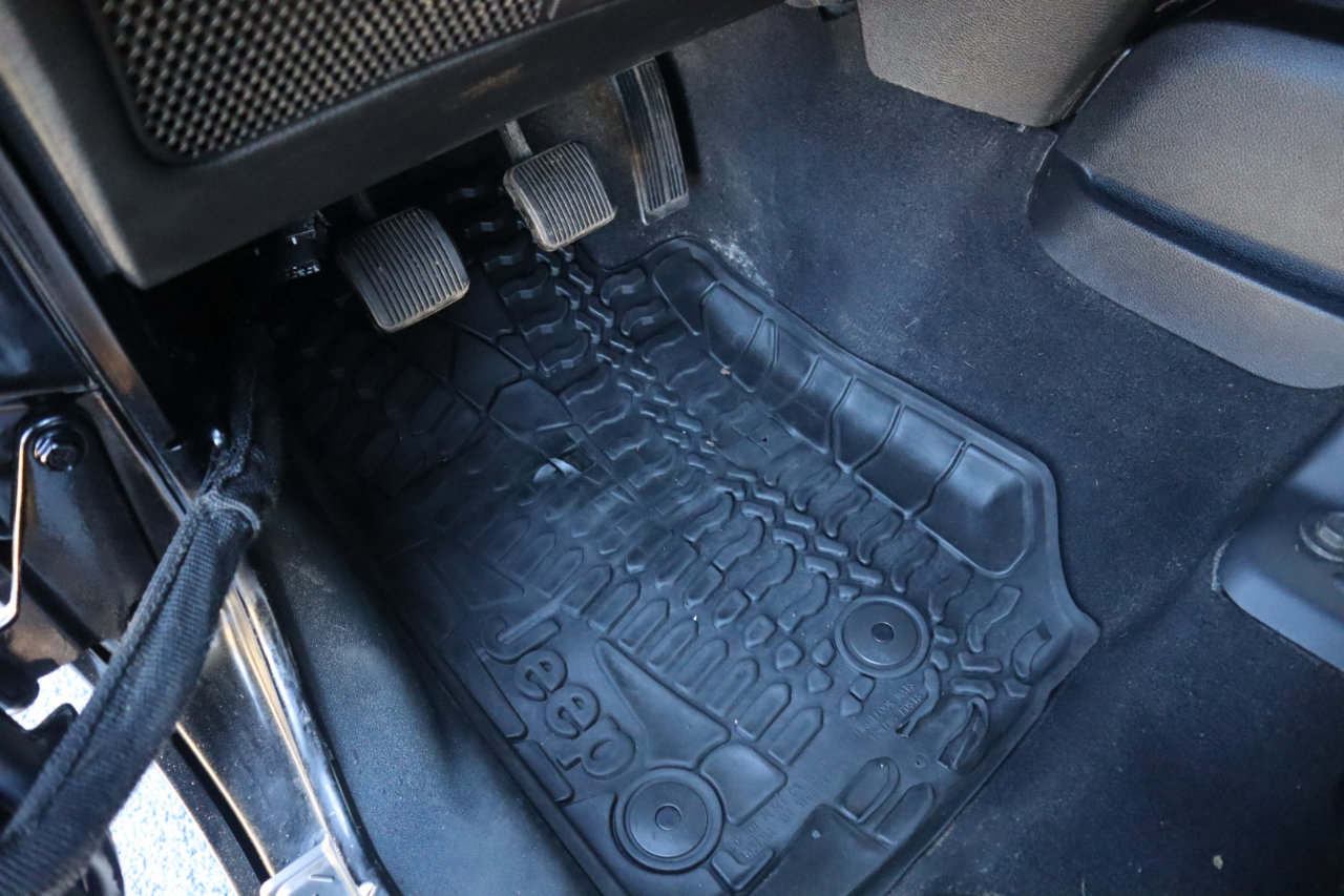 Used 2014 Jeep Wrangler Unlimited Rubicon w/ Connectivity Group image 60