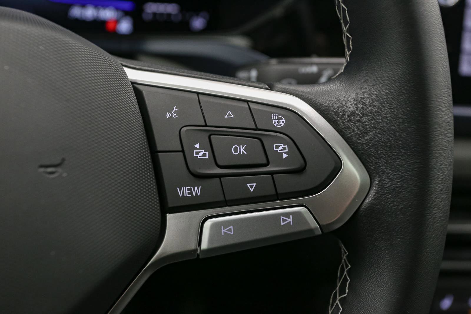 Certified 2022 Volkswagen Taos SE w/ Panoramic Sunroof Package AWD/4WD image 42