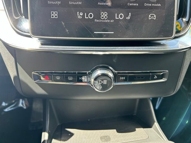 Certified 2025 Volvo XC90 B5 Plus AWD/4WD image 28