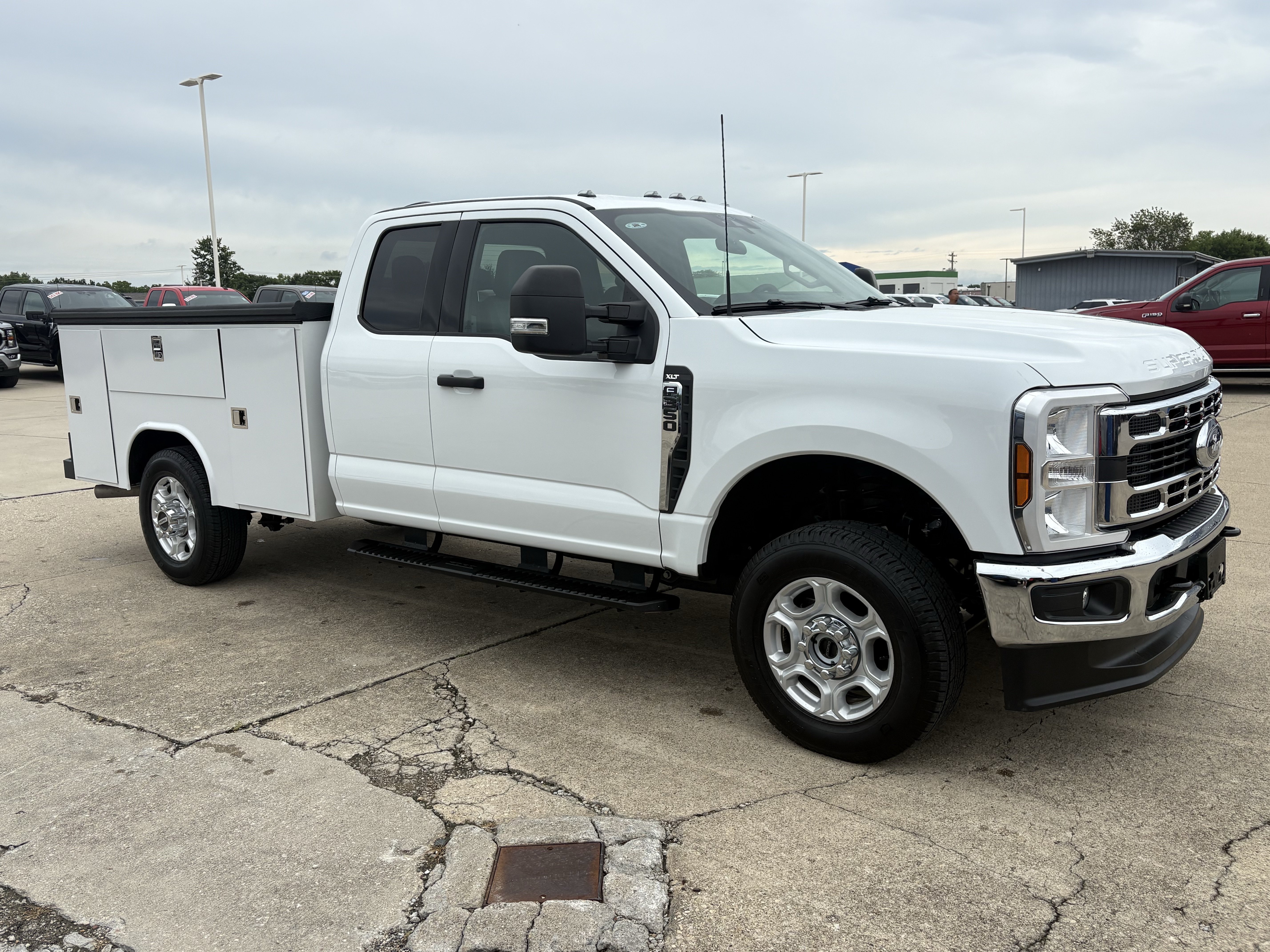 Used 2025 Ford F350 XLT w/ Snow Plow/Camper Package AWD/4WD image 2