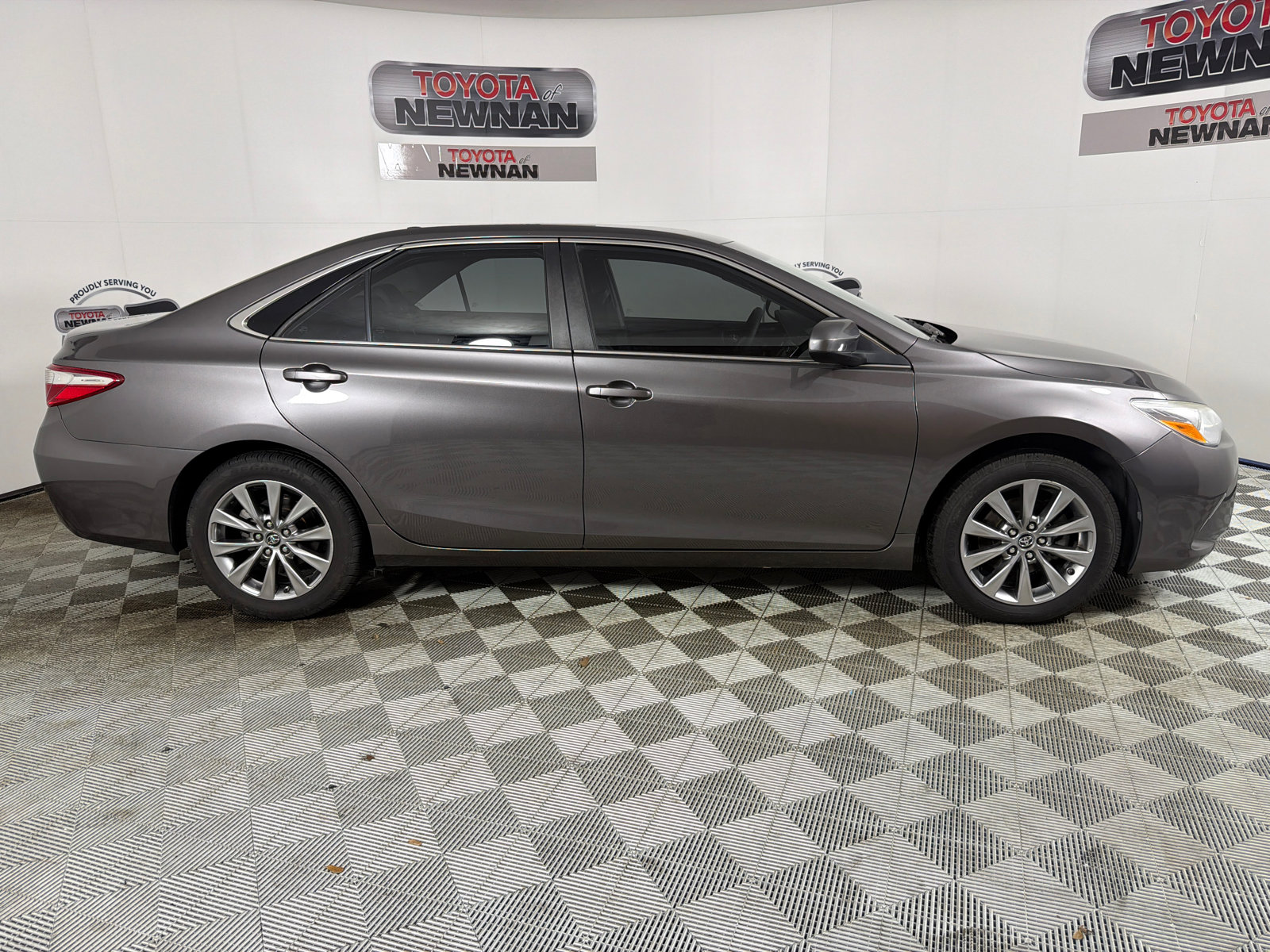 Used 2017 Toyota Camry XLE FWD image 2