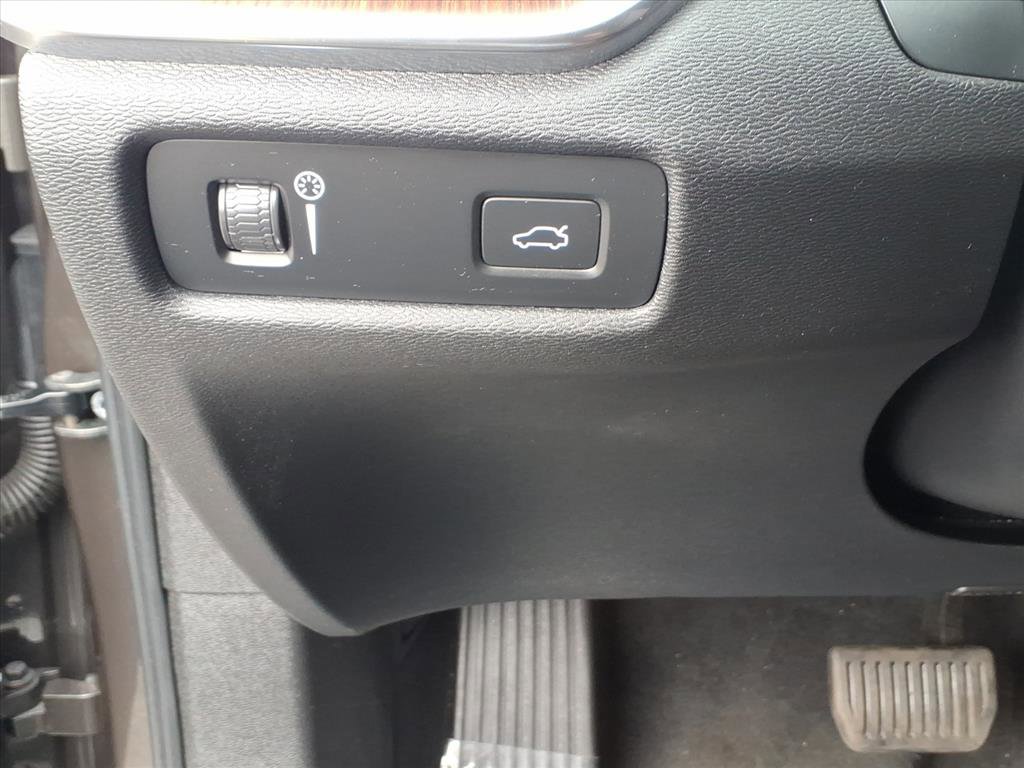 Used 2021 Volvo V60 T5 Cross Country image 20