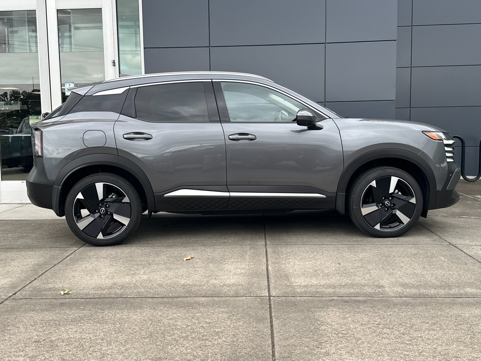 Used 2025 Nissan Kicks SR w/ Illumination Package AWD/4WD image 3
