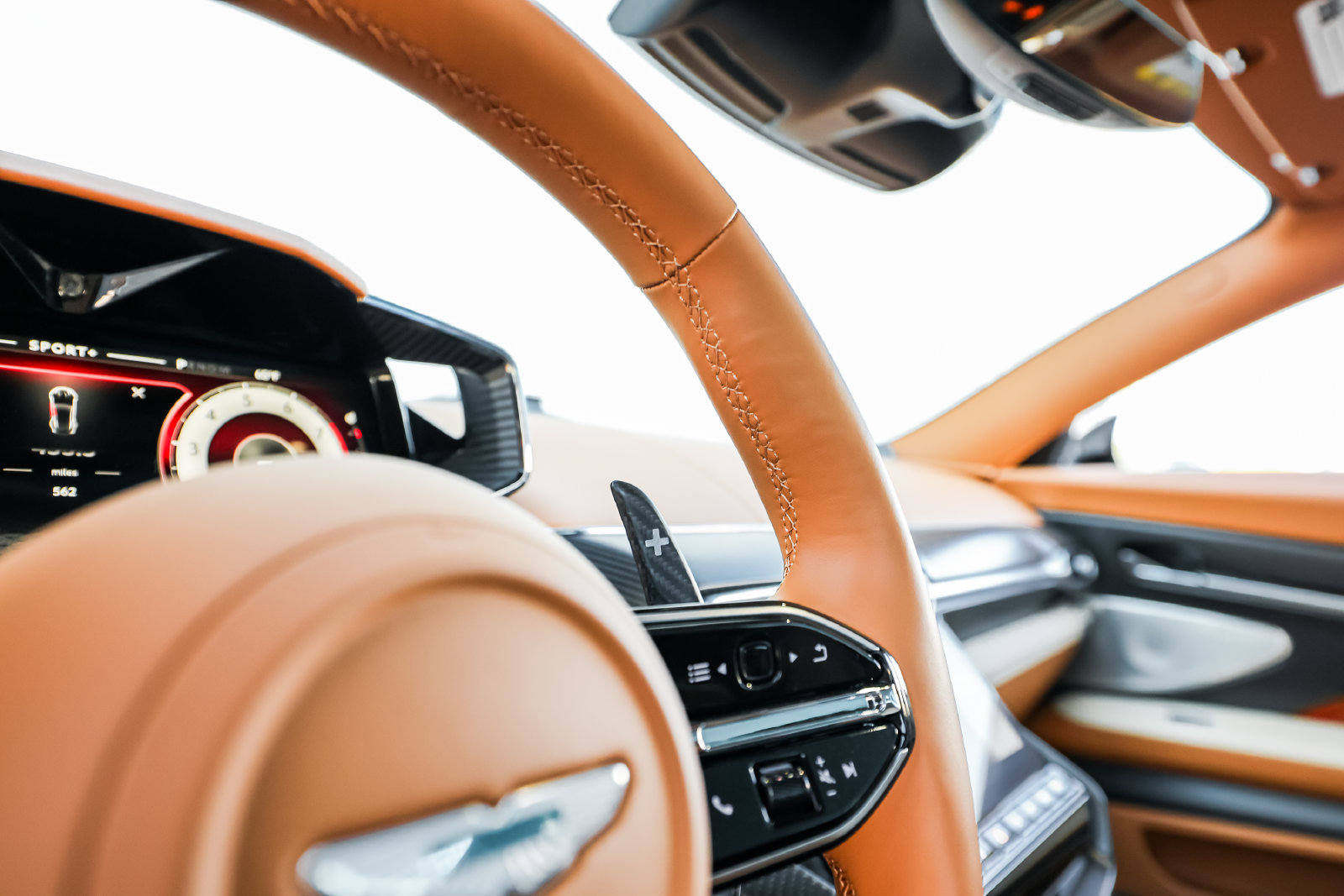 Used 2025 Aston Martin Vanquish RWD image 32
