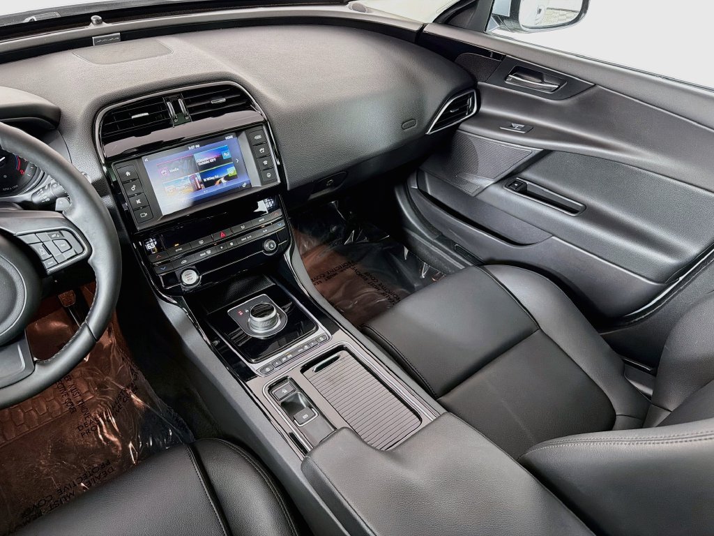 Used 2018 Jaguar XE RWD image 23