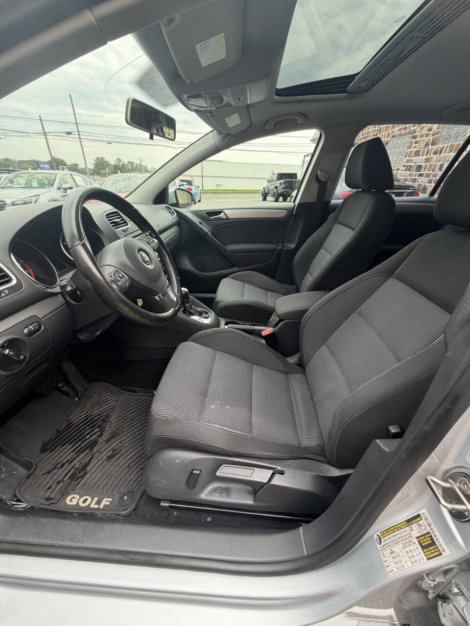 Used 2014 Volkswagen Golf 4-Door FWD image 30