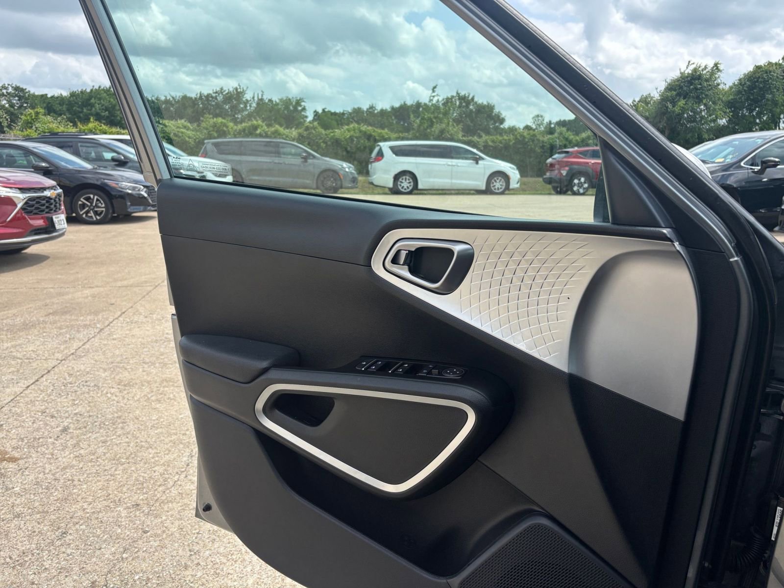 Used 2025 Kia Soul LX w/ LX Technology Package FWD image 18