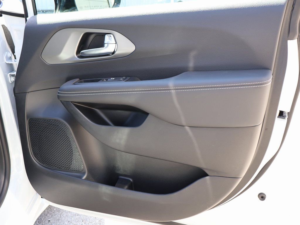 New 2026 Chrysler Pacifica Select image 8
