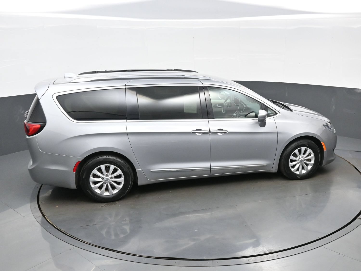 Used 2018 Chrysler Pacifica Touring-L Plus FWD image 42