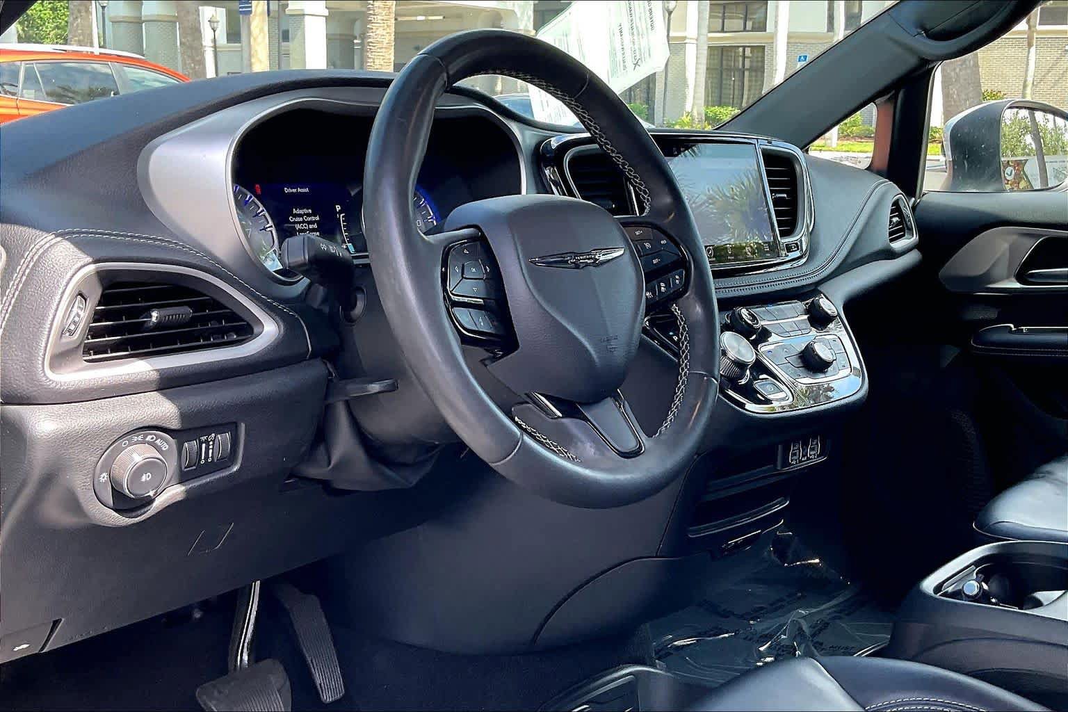 Used 2023 Chrysler Pacifica Touring-L w/ S Appearance Package FWD image 15