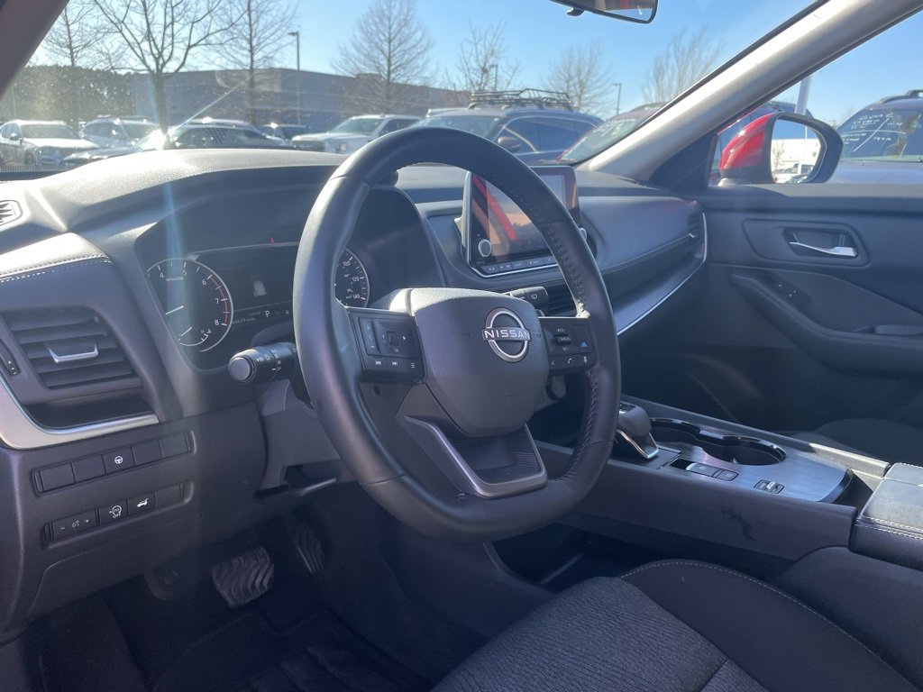 Used 2025 Nissan Rogue SV image 10