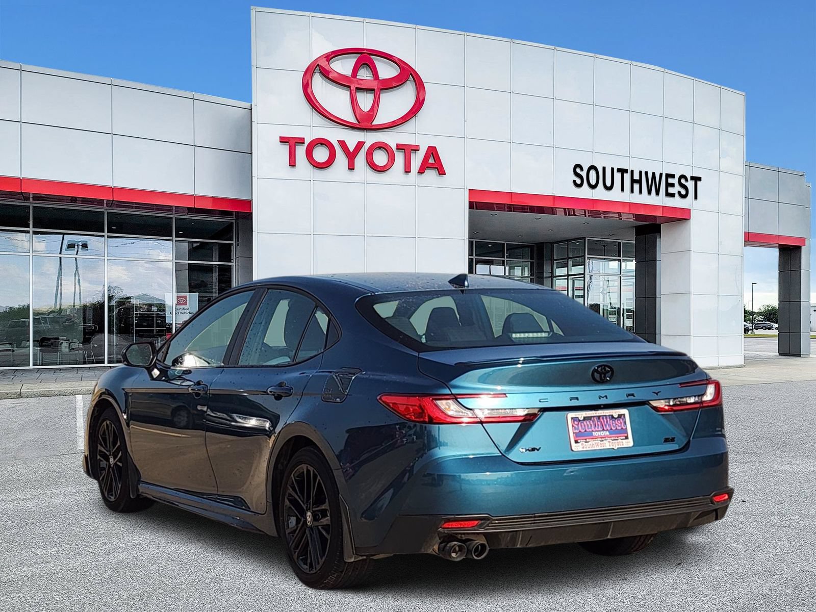 Used 2025 Toyota Camry SE w/ Convenience Package FWD image 4