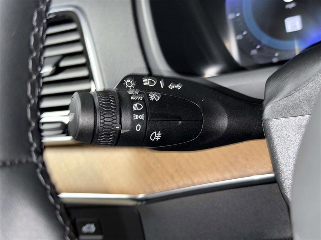 Certified 2025 Volvo XC90 B6 Plus image 28