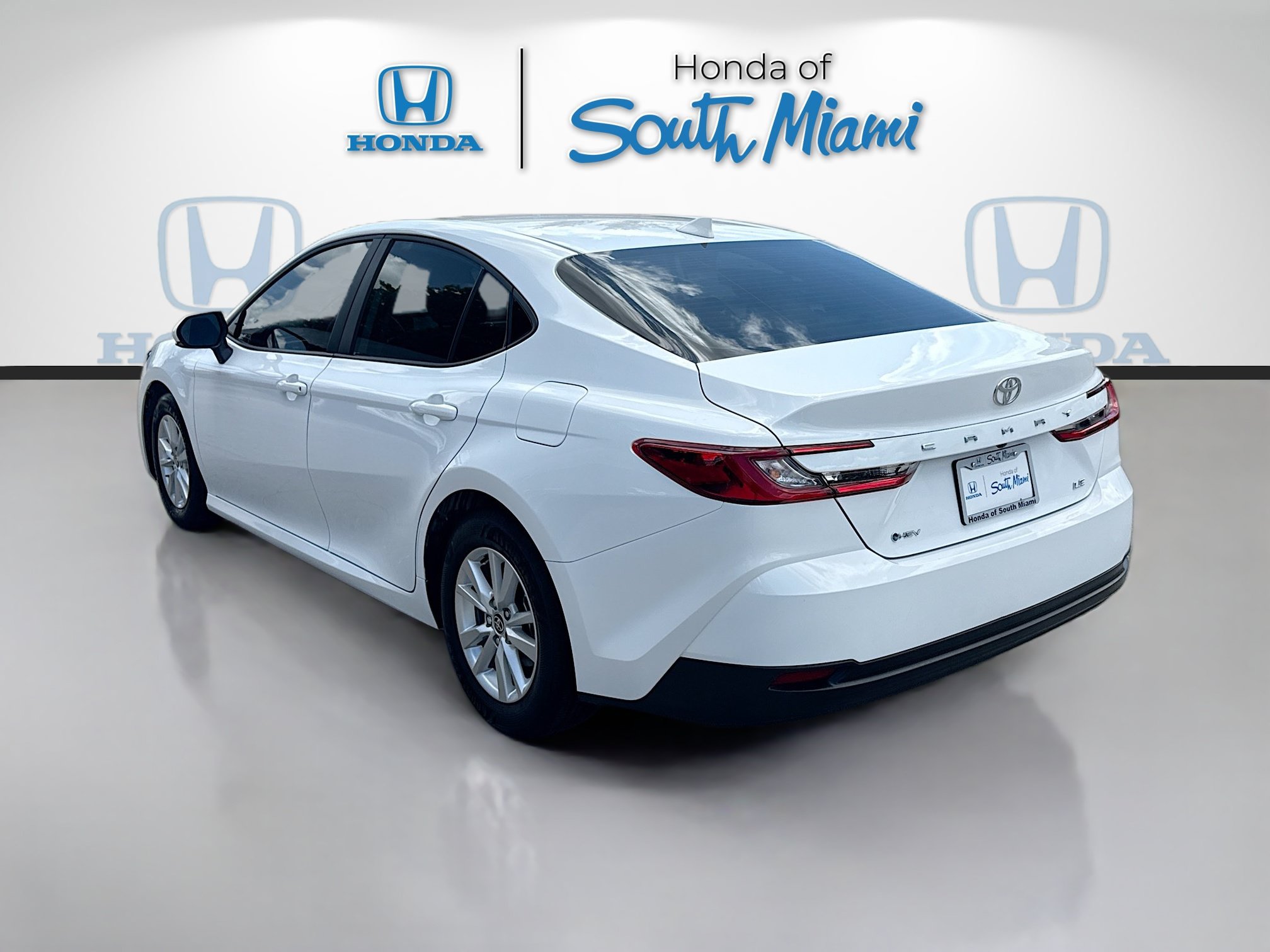 Used 2025 Toyota Camry LE FWD image 5