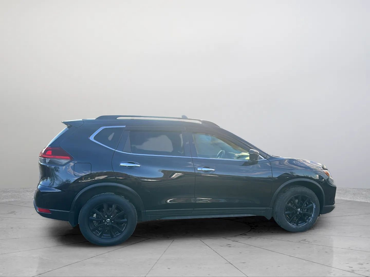 Used 2018 Nissan Rogue SV w/ Premium Package image 4