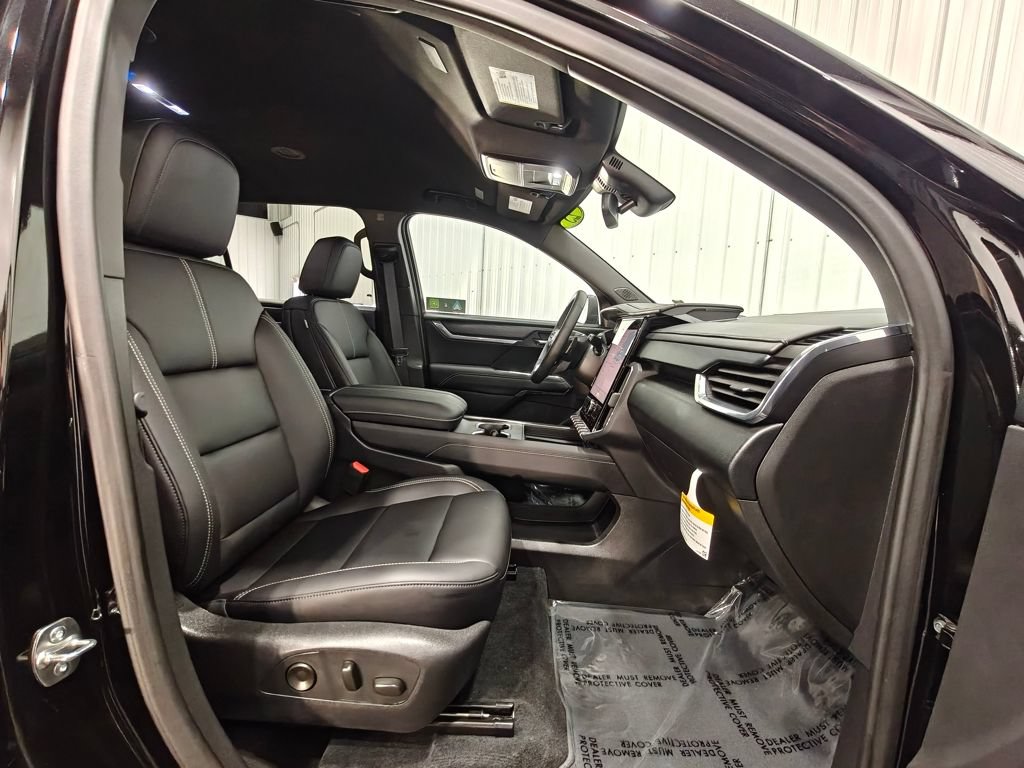 Used 2025 GMC Acadia Elevation w/ Elevation Premium Package FWD image 24
