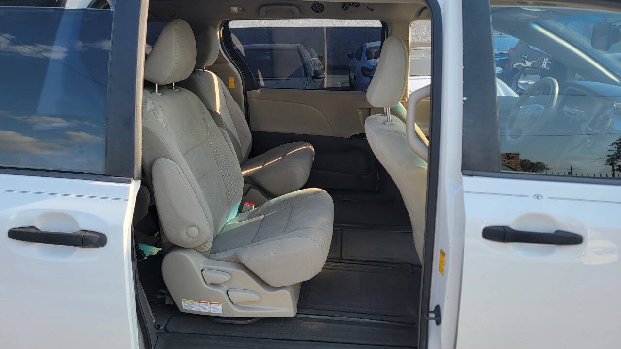 Used 2014 Toyota Sienna L FWD image 11